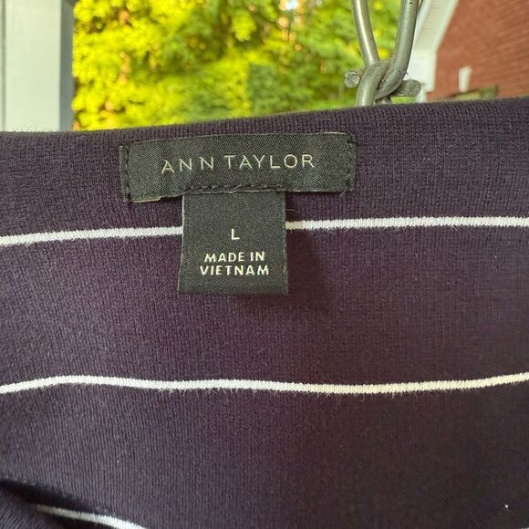 Ann Taylor Blue Boxy Sleeveless Blouse. Size L - Picture 2 of 4